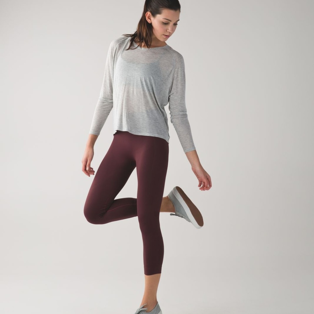 Lululemon Zone in Crop in Bourdeaux Drama